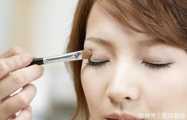  [化妆]经常化妆的女人注意：一定要注意这几点，抗衰老年轻二十年！
