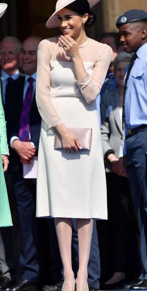 两个王妃的裙子不一样: 梅根王妃的过膝裙, 凯特王妃的露膝裙