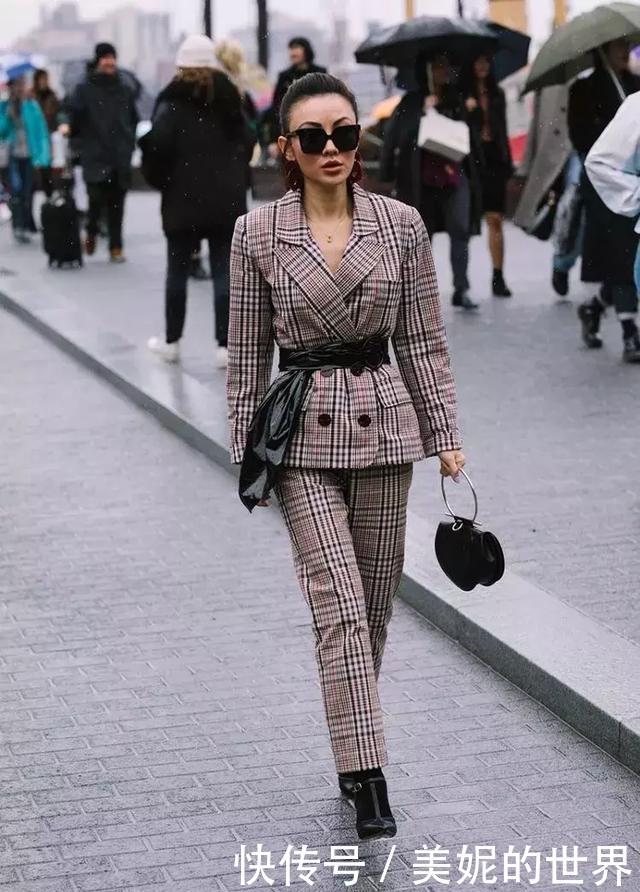 现在流行套装特别是外套配半裙，可以穿出最时髦的style！