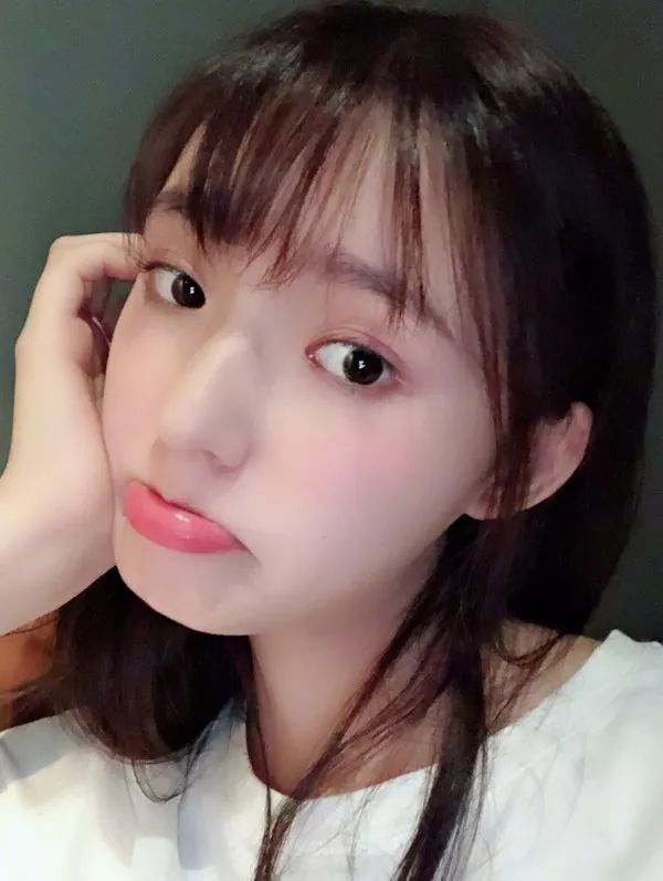 好看| 空气刘海有毒!林允唐嫣杨幂竟然都靠它拯救颜值?