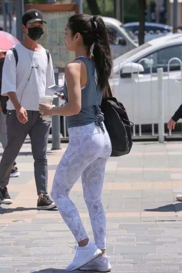 个子不高还有点小丰满的女人，修身裤搭配效果真可谓登峰造极!