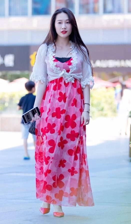 街拍:长裙飘飘，风采依旧的小姐姐