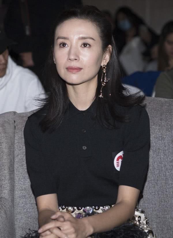  [美少女]39岁董洁年纪大了，穿翎毛裙没什么美少女感，两手曝露单亲母亲的艰辛