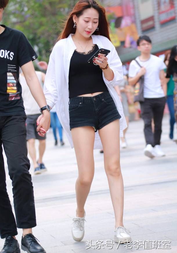 街拍:被男友扯着头发走的丰腴大白腿性感美女