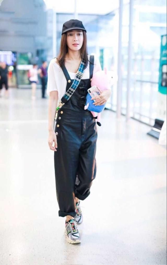 秦岚真会穿！背带裤配运动鞋青春靓丽，网友：至少年轻了18岁！
