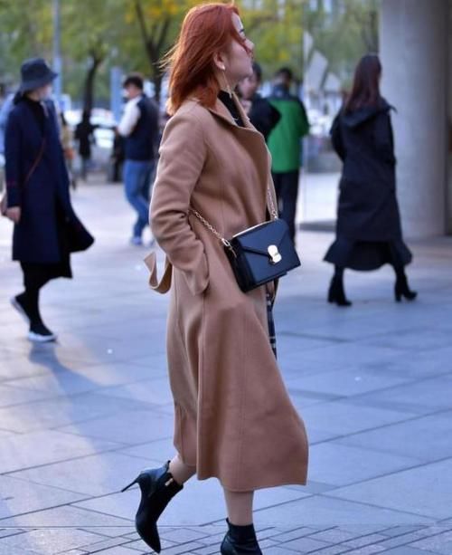  短袖■街拍：面带笑容的美女，一件浅色短袖配牛仔裤，时尚唯美气质