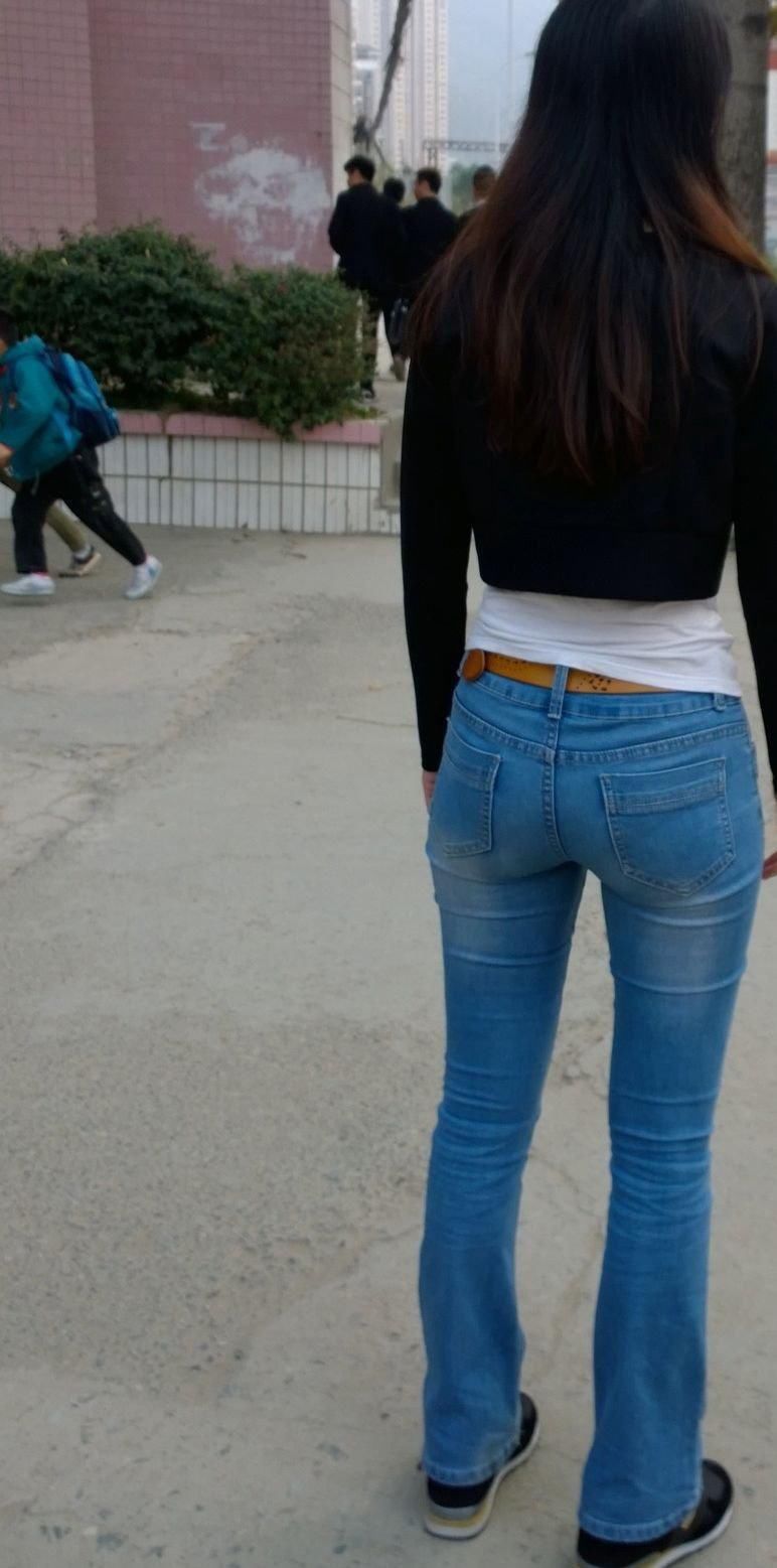 中学门口街拍:美女教师浅蓝色紧身裤搭配黑马甲，显迷人身段