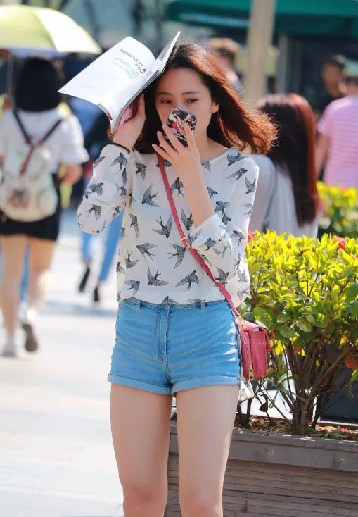 气质小姐姐短裤穿搭尽显青春活力,遮挡阳光的动作十分淑女范儿