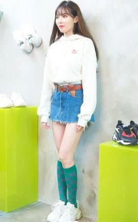 金泫雅的短裙只有巴掌宽，难怪站着都尴尬，网友：一般人可不敢穿