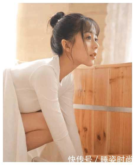 街拍： 图3的小姐姐全身都是亮点,没理由的颜值高身材好!