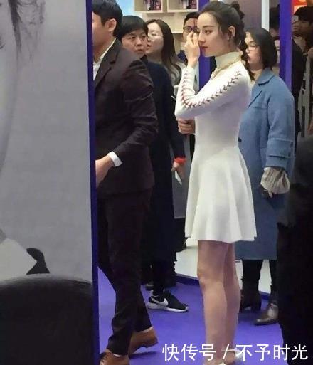 当江疏影和热巴同穿白色连衣裙, 网友: 骨感美与丰满美的差距