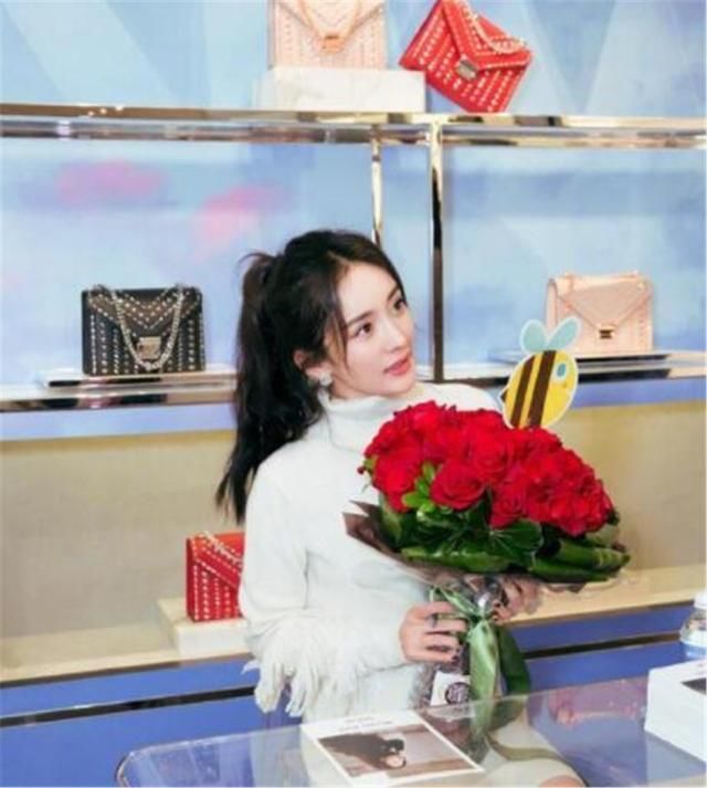 热巴高颜值离不开“龙须刘海”，却不知她的发际线这么高！