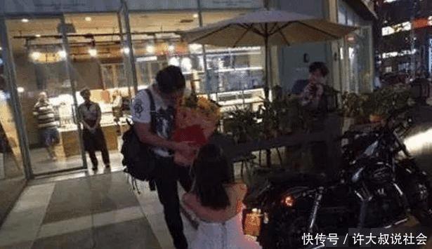 海归美女广场下跪向男友求婚还送房产证, 这都
