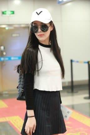 张馨予穿超短裙现身机场，减龄10岁不止，说她20岁我都信！