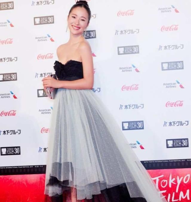 江一燕真会玩，上半身呼之欲出，网友：真不怕裙子下滑？