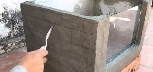  花钱买：鱼缸不用花钱买了，老爸裁开泡沫箱来养鱼，如同砖砌的，省钱好看
