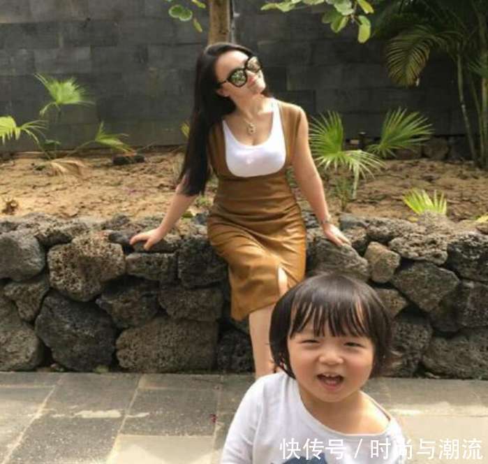 冉莹颖紧身半袖时尚牛仔秀出完美身材, 网友: 邹市明真会娶