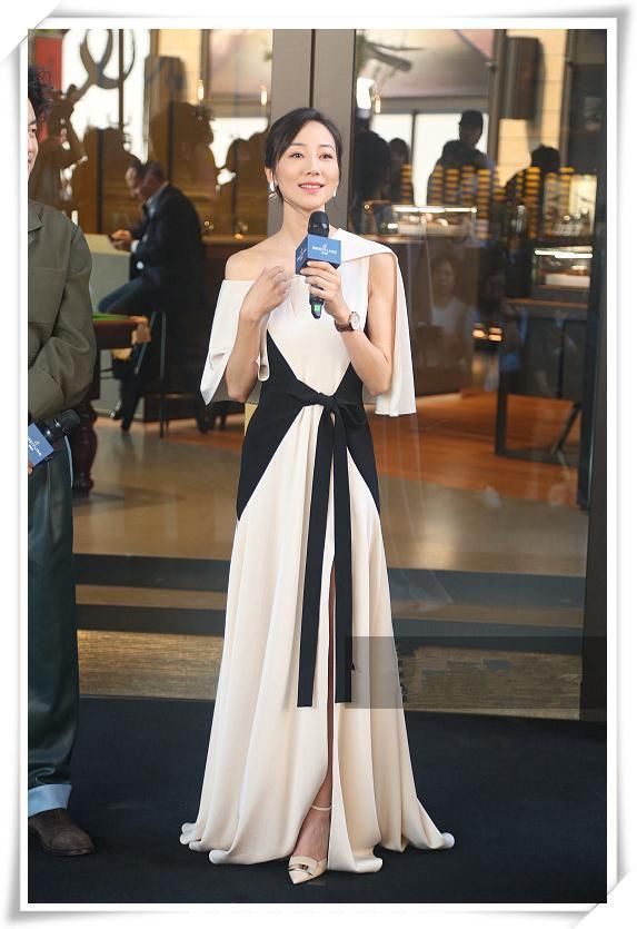 欧阳娜娜厉害！18岁穿露肩裙比35岁韩雪还女人，网友：真的长大了