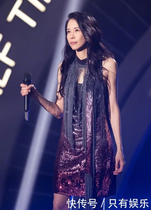 莫文蔚穿紫色连衣裙超有气质，搭配金色的高跟鞋，像铠甲一样华丽