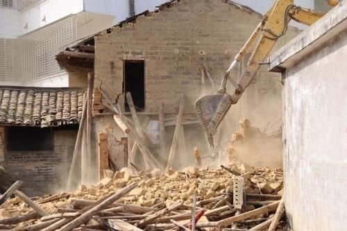  「拆除」住了搬迁房，就要拆除旧宅子，老农叹息：现在退还来得