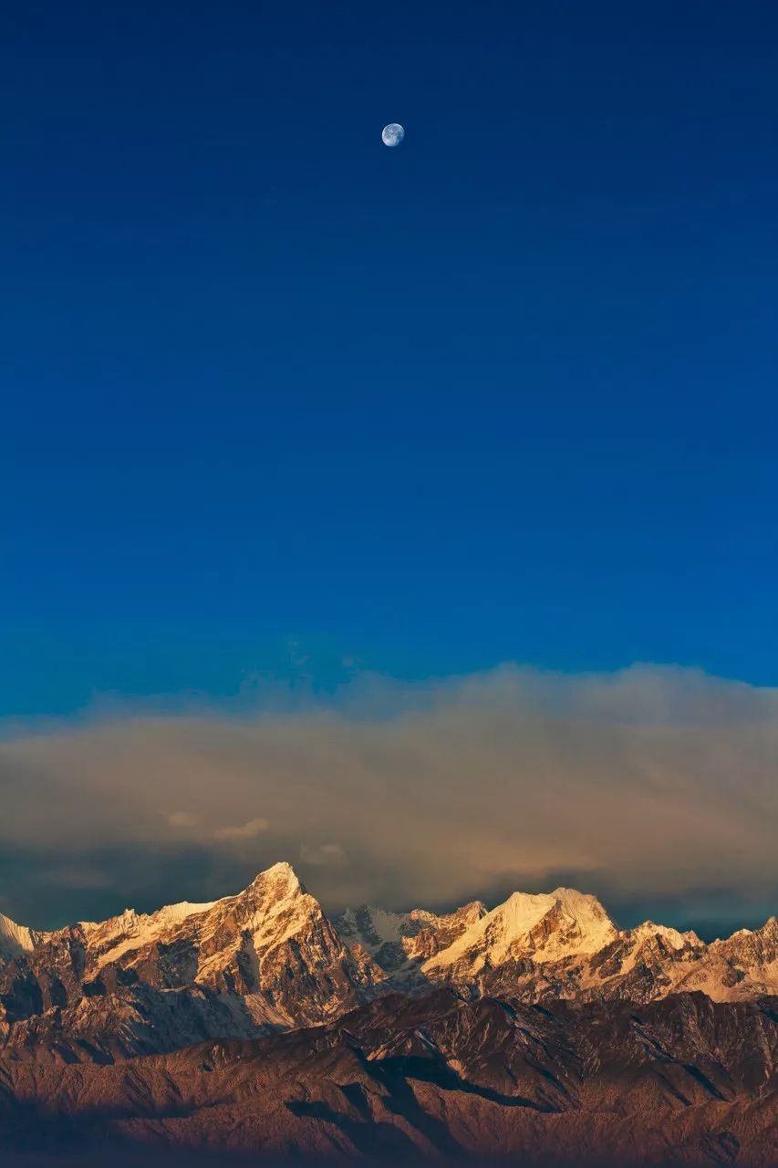 四川这座小城，叫板稻城亚丁，不输江南，藏着亚洲第一云海，高铁