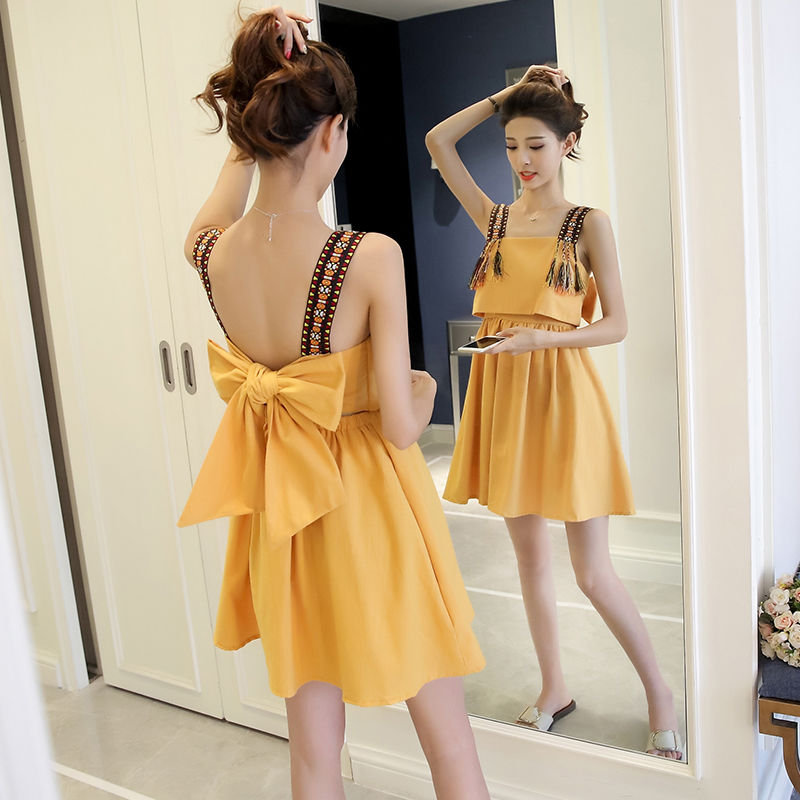 看到没?今夏最流行的“漏背裙”多迷人，柔嫩衬白美的令人心酥酥