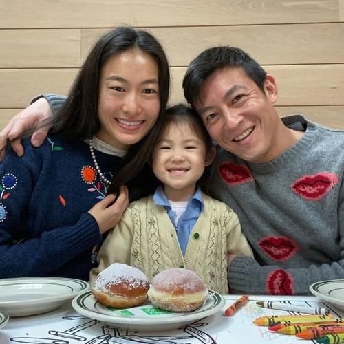 【提前】陈冠希提前为女儿庆祝3岁生日陈冠希爸妈姐姐齐聚拍温馨全家福