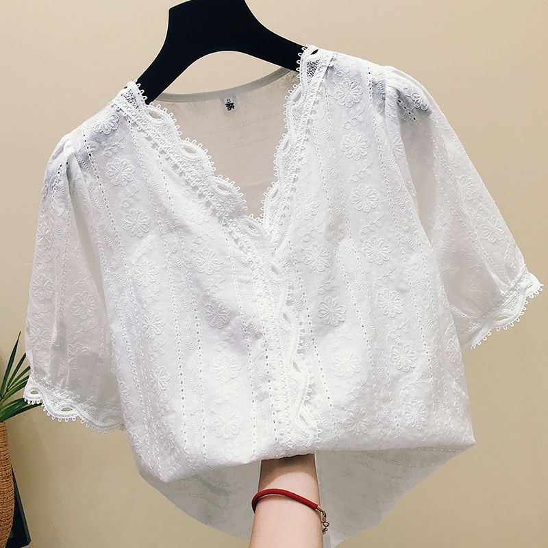 出去玩，穿裙子不方便!45岁婆婆穿这小衫，配萝卜裤，美过风景