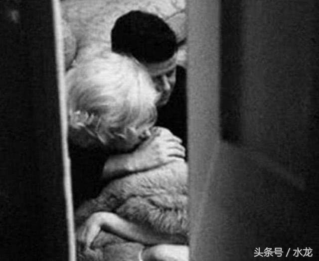 罕见老照片:50年代的穿着在现在看来还是很时尚，男人的梦中情人