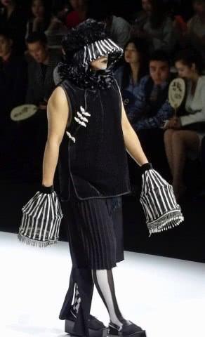 “小虎队”陈志朋时装周造型奇葩放飞自我，网友纷纷说道辣眼睛