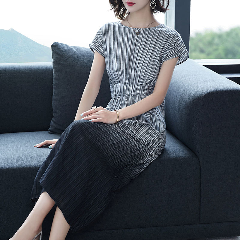 45岁妈妈身穿这些连衣裙，配上高跟鞋，比20岁小姑娘还显气质