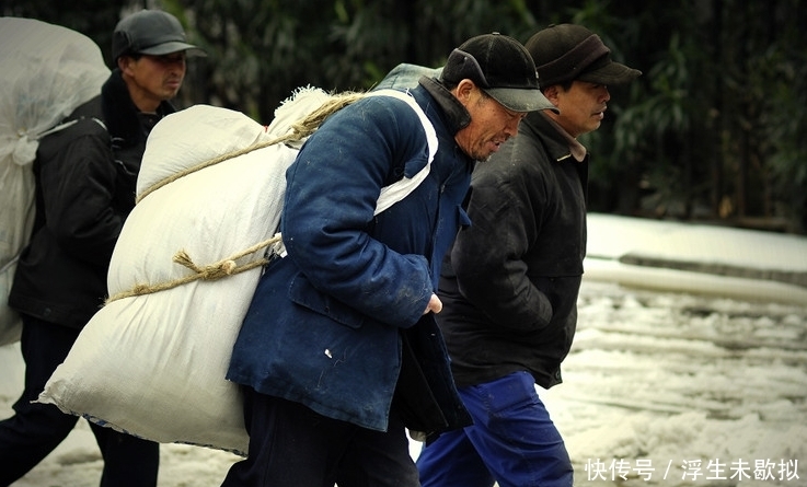 打工刚一个月，不少农民纷纷往家跑，为啥有钱不挣？咋想的？