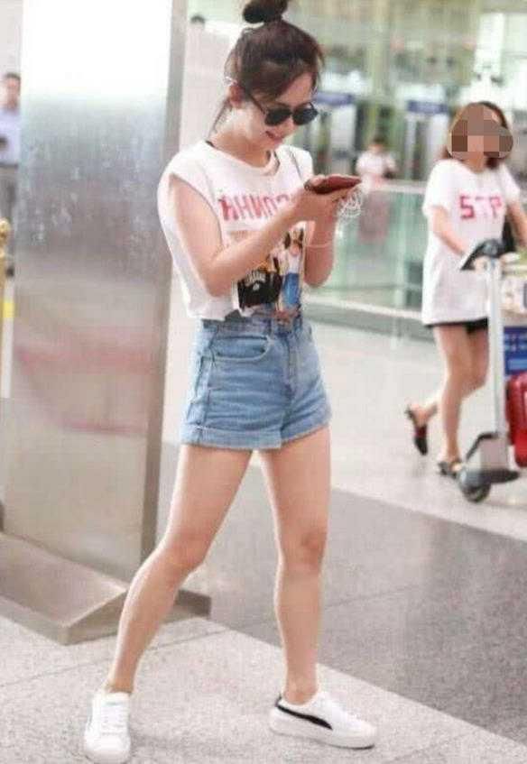 谭松韵街拍美照，一直以为她的腿最粗，网友：她的腰才是亮点