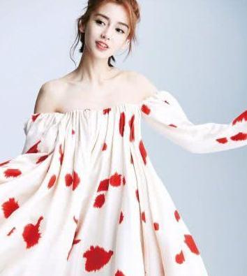 杨颖一身薄纱裙宛如仙女下凡, 给人眼前一亮的感觉!