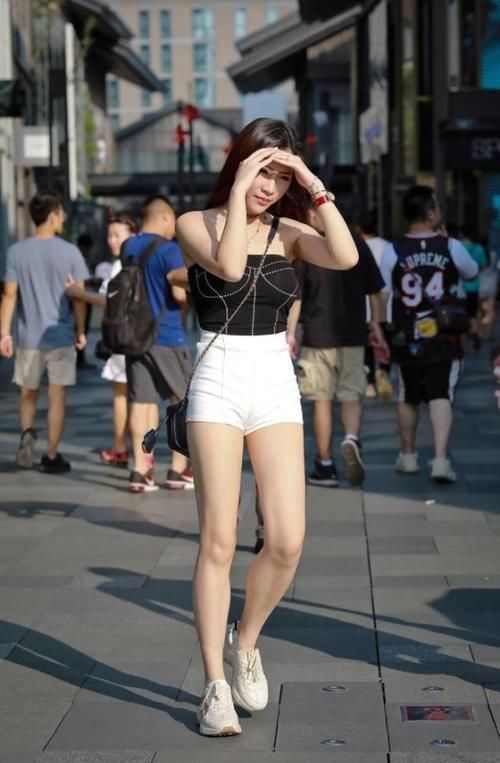 「白皙」白皙的皮肤,搭配紧身白色短裤,让整个人都清秀了很多