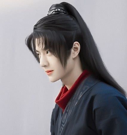 红领:王一博《有翡》造型撞型?黑衣红领穿了魏无羡衣服?碾压的太惨