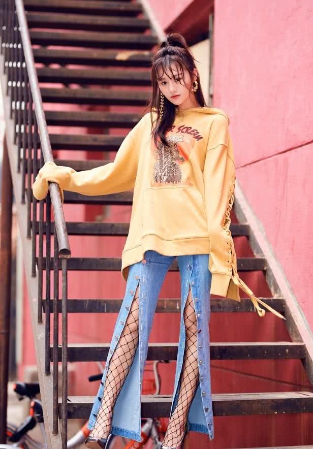 还是安悦溪厉害，把裤子上10颗扣子全解开，露出一双大长腿!