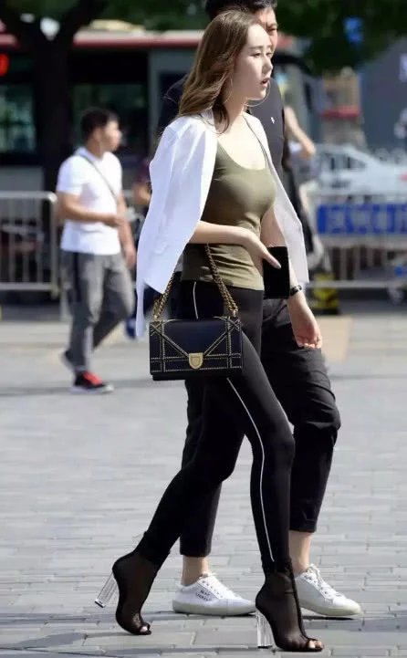 你们最爱的紧身裤包臀，勾勒出完美曲线，丰满不是胖啊