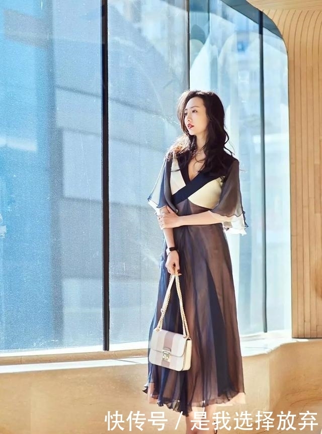 『般的』街拍:美女一字带的高跟凉鞋,凸显出一种女神般的气息
