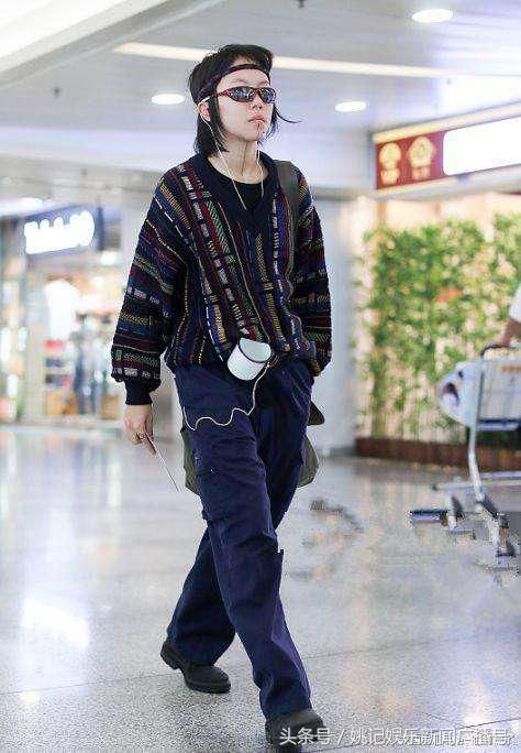 窦靖童衣品直追窦唯！老气皮靴配蓝裤像40岁，网友：跟王菲好好学