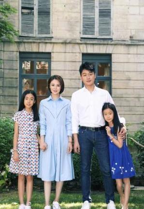 佟大为女儿直接穿条花打底裤出门，长腿藏不住，网友：爸爸选的？