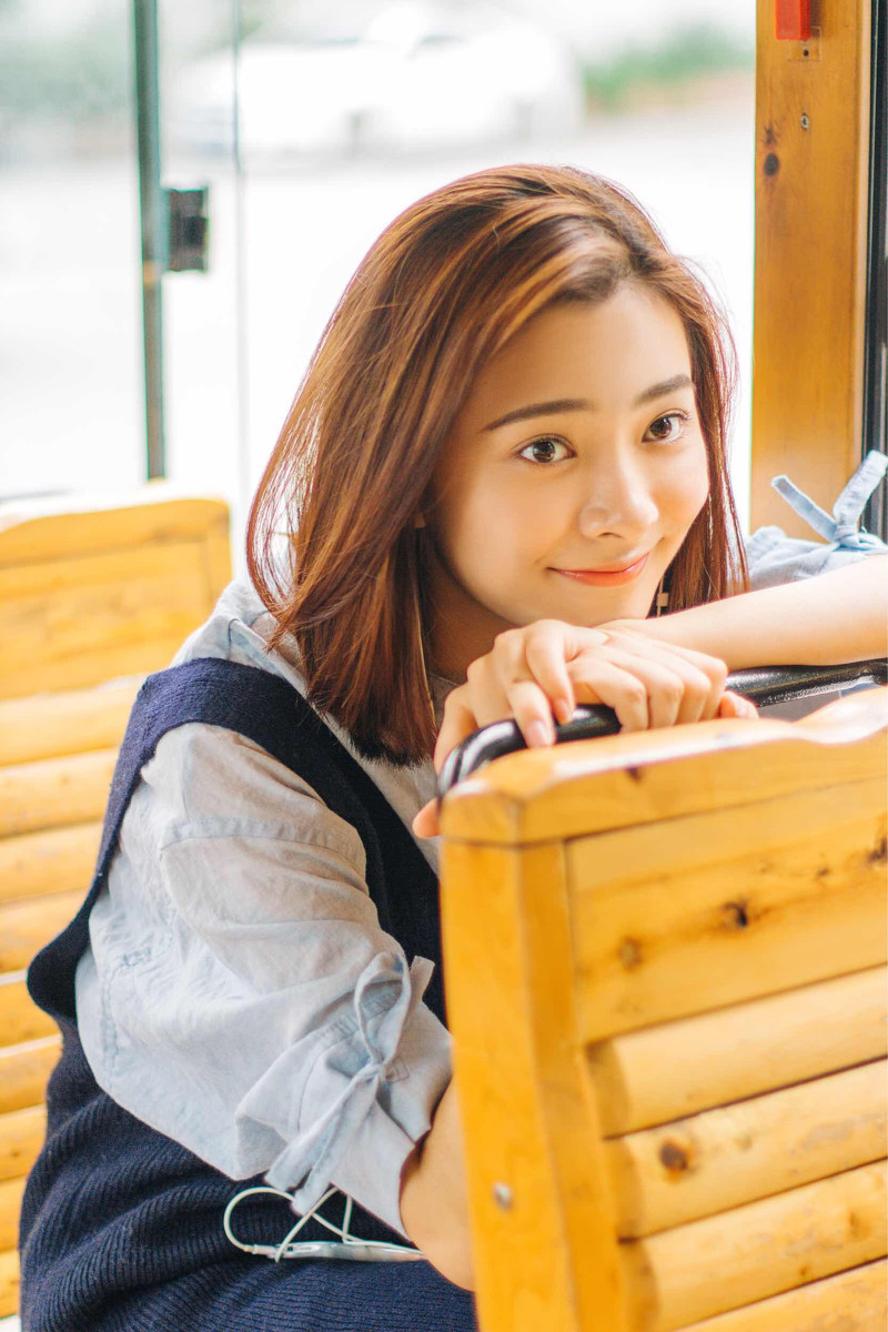 漂亮的素颜短发女孩文艺范写真