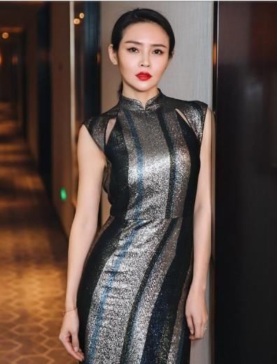 「 开叉」轻纱开叉裙大秀美腿，气质优雅又大方，于明加真“天生尤物”