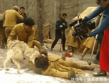 姑娘，你这件衣服可花了不少心思吧！穿出了女王的气质