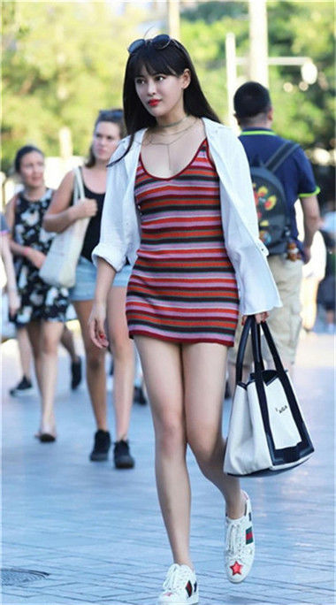 小美女:街拍:清爽时尚的小美女,毛边短裤和黑色吊带搭配,时尚又大气