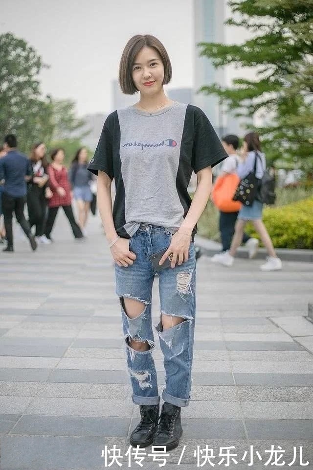 美女@街拍:美女穿白色吊带长裙,展露白皙锁骨很吸精