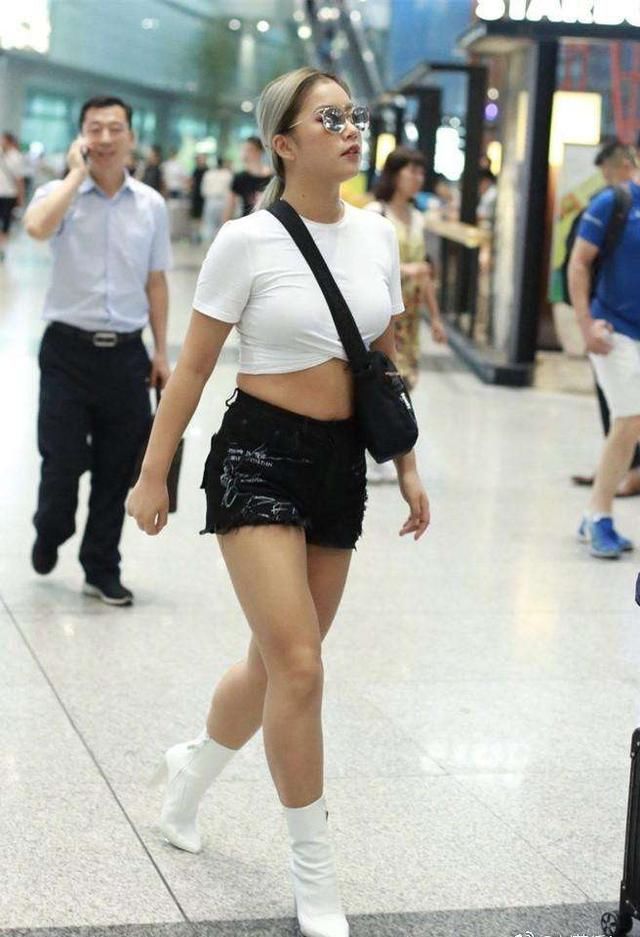 王菊心真大，露脐装搭短裤大方秀肉吸睛，网友：还是穿回长裤吧