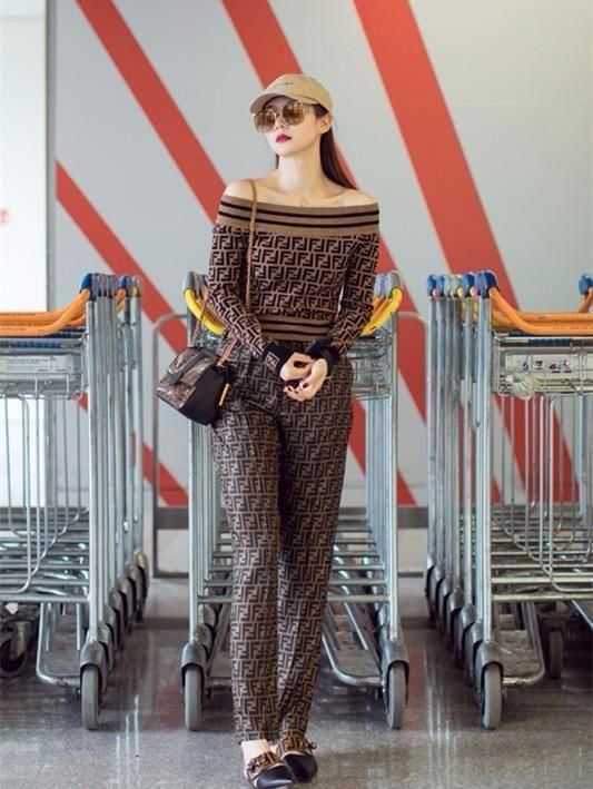 戚薇全身就一个颜色，不丑反倒被称赞会穿！