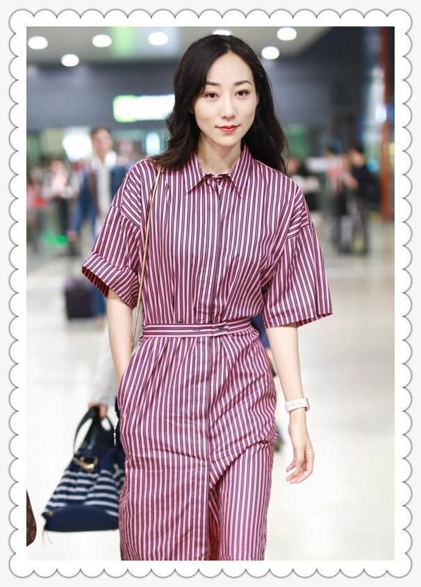 当170韩雪和178何穗同穿条纹裙，网友：谁是真正大长腿一目了然！