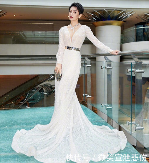 宁静因为耿直被热议，46岁的她打扮起来还是御姐，谁能说她老